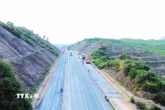 Phương tiện thi công mở rộng cao tốc Cam Lộ-La Sơn, đoạn qua thành phố Huế. (Ảnh: Nguyên Lý/TTXVN)