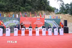 Đại tướng Phan Văn Giang và Đại tướng Khamlieng Outhakaysone cùng các đại biểu tại Lễ động thổ xây dựng Điểm phối hợp quân sự biên phòng Lào - Việt Nam (Đại đội biên phòng 252, tỉnh Bolikhamxay). (Ảnh: Xuân Tú/TTXVN)