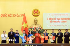 Phó Chủ tịch Quốc hội Nguyễn Thị Thanh và lãnh đạo các đơn vị chúc mừng các cá nhân được bổ nhiệm. (Ảnh: Tuấn Anh/TTXVN)