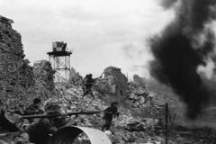 Một trận chiến bên trong thành cổ Quảng Trị, năm 1972. (Ảnh: Đoàn Công Tính)