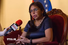 Tổng thống lâm thời Delcy Rodriguez trong một cuộc trả lời phỏng vấn báo chí ở Caracas. (Ảnh: THX/TTXVN)