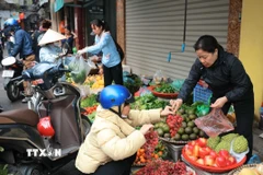 Sáng 5/1, các chợ đông đúc trở lại sau kỳ nghỉ lễ kéo dài 4 ngày dịp Tết Dương lịch 2026. (Ảnh: Hoàng Hiếu/TTXVN)