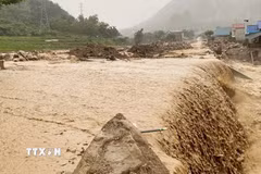 Sạt lở Quốc lộ 32, đoạn qua bản Chít, xã Mường Than, khiến các phương tiện không thể lưu thông. (Ảnh: TTXVN phát)