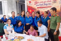 Đoàn xã Bắc Trạch (tỉnh Quảng Trị) cùng các đơn vị đồng hành tổ chức chương trình "Bữa cơm gia đình - Ấm tình lòng Mẹ" tri ân Mẹ Việt Nam Anh hùng Phan Thị Quyên. (Ảnh: TTXVN phát)