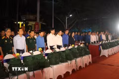 Các đại biểu thực hiện nghi lễ chào cờ. (Ảnh: Văn Tý/TTXVN)