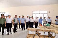 Phó Thủ tướng Lê Tiến Châu kiểm tra hạng mục nhà bếp, nhà ăn học sinh nội trú. (Ảnh: TTXVN phát)