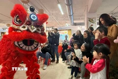 Trẻ em thích thú với tiết mục múa lân tại Chợ Xuân Bính Ngọ 2026. (Ảnh: Hữu Chiến/TTXVN)