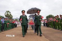 Đón hài cốt liệt sĩ tại cửa khẩu Bavet (Campuchia) về Cửa khẩu quốc tế Xa Mát, huyện Tân Biên, tỉnh Tây Ninh. (Ảnh: Minh Phú/TTXVN)