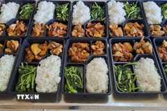 Những suất cơm miễn phí cho các sỹ tử. (Ảnh: TTXVN phát)