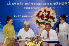 Ông Võ Khắc Thái, Phó Chủ tịch thường trực Liên đoàn Lao động Thành phố Hồ Chí Minh (trái) cùng ông Nguyễn Văn Lợi, Giám đốc Công ty Cổ phần Sản xuất Xây dựng Thanh Bình ký kết thoả thuận hợp tác. (Ảnh: Thanh Vũ/TTXVN)