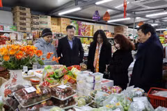 Đại sứ và phu nhân cùng lãnh đạo cộng đồng người Việt tới thăm một cửa hàng bán các sản phẩm truyền thống của Việt Nam tại Trung tâm thương mại Sapa. (Ảnh Việt Thắng/TTXVN)