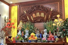 Bàn thờ gia tiên ngày Tết - góc Xuân rực rỡ và thiêng liêng. (Nguồn: Vietnam+)