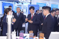 Ông Nguyễn Duy Ngọc và Đoàn công tác tham quan khu trưng bày, nghe giới thiệu về quá trình hình thành, phát triển của Trung Quan Thôn và một số thành tựu nổi bật trong lĩnh vực khoa học, công nghệ, đổi mới sáng tạo của Bắc Kinh. (Ảnh: TTXVN phát)