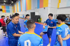 Huấn luyện viên trưởng Diego Giustozzi đề ra chiến thuật ghi bàn trong một buổi tập. (Ảnh: Lê Minh Hưởng/TTXVN)