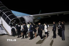 Các công dân Hàn Quốc liên quan hoạt động lừa đảo sử dụng công nghệ được bàn giao tại sân bay quốc tế ở thủ đô Phnom Penh, Vương quốc Campuchia, tối 17/10/2025. (Ảnh: AKP/TTXVN phát)