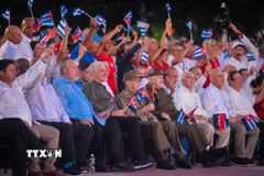 Đại tướng Raúl Castro Ruz (hàng đầu, thứ 5 từ trái sang) và Bí thư thứ Nhất Ban Chấp hành trung ương Đảng Cộng sản, Chủ tịch nước Cộng hòa Cuba Miguel Díaz-Canel Bermúdez (hàng đầu, thứ 4 từ trái sang) tại sự kiện ở Quảng trường Cách mạng Máximo Gómez Báez, Ciego de Ávila. (Ảnh: TTXVN phát)
