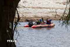 Lực lượng cứu hộ tìm kiếm người mất tích do lũ quét tại Hunt, Texas, Mỹ. (Ảnh: THX/TTXVN)