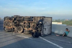 Xe tải lật ngang trên cao tốc TP Hồ Chí Minh-Trung Lương gây ùn tắc nhiều km