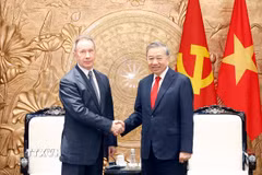 Tổng Bí thư, Chủ tịch nước Tô Lâm tiếp Giám đốc Cơ quan Vệ binh quốc gia Liên bang Nga Viktor Zolotov. (Ảnh: Thống Nhất/TTXVN)