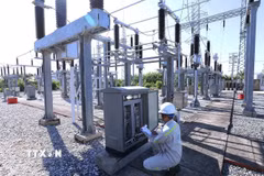 Kiểm tra, giám sát hệ thống điện ở trạm biến áp 110kw ở xã Vĩnh Hậu, tỉnh Cà Mau. (Ảnh: Vũ Sinh/TTXVN)