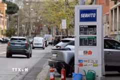 Một trạm xăng ở Rome, Italy. (Ảnh: THX/TTXVN)
