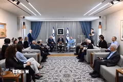 Tổng thống Israel Isaac Herzog và Đệ nhất phu nhân Michal Herzog đã tiếp đón một số nhân chứng Holocaust và gia đình họ tại Phủ Tổng thống ở Jerusalem. (Ảnh: TTXVN phát)