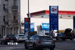 Một trạm xăng ở Berlin, Đức. (Ảnh: THX/TTXVN)