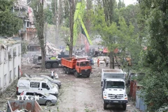 Hiện trường một vụ tấn công của Nga xuống quận Sviatoshinskyi, thủ đô Kiev (Ukraine) ngày 31/7/2025. (Ảnh: THX/TTXVN)