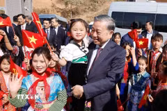 Tổng Bí thư Tô Lâm với các học sinh tại Lễ khánh thành Trường PT Nội trú liên cấp Tiểu học và THCS Si Pa Phìn (Điện Biên, 31/1/2026). (Ảnh: Thống Nhất/TTXVN)