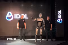 Robot AI hình người phiên bản đi được. (Ảnh: Tâm Hằng/TTXVN)