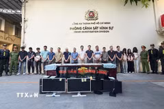 Các đối tượng tại cơ quan công an. (Ảnh: TTXVN phát)