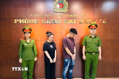 Cơ quan Cảnh sát điều tra Công an tỉnh Thanh Hóa thi hành Quyết định khởi tố vụ án, khởi tố bị can. (Ảnh: TTXVN phát)