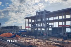Xây dựng trường Phổ thông nội trú liên cấp Tiểu học và Trung học cơ sở. (Ảnh: Hồng Điệp/TTXVN)