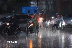 Cảnh báo mưa dông kèm lốc sét và mưa đá ở Hà Nội. (Ảnh: Minh Quyết/TTXVN)