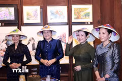 Các Phu nhân duyên dáng cùng chiếc nón lá truyền thống của Việt Nam tại Văn Miếu-Quốc Tử Giám. (Ảnh: Tuấn Anh/TTXVN)