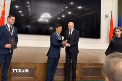 Chủ tịch IAAS, Viện sỹ Viện hàn lâm khoa học Belarus ông Vladimir Gusakov trao bằng Viện sỹ cho Giáo sư, Viện sỹ Lê Trường Giang. (Ảnh: Tâm Hằng/TTXVN)