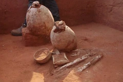 Một chiếc đèn dầu có bốn vòi điển hình của thời kỳ Đồ Đồng, khoảng năm 2.500-2.000 TCN, cùng với các vật phẩm chôn cất khác được phát hiện trong cuộc khai quật ở Yehud. (Ảnh: Cơ quan Cổ vật Israel)