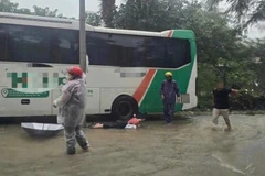 Một người dân bị ngã khuỵu khi đi qua điểm ngập Tú Mỡ-Phạm Hùng, nghi do rò rỉ điện (Ảnh: Công an cung cấp).