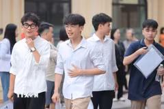 Thí sinh đến dự thi Tốt nghiệp Trung học phổ thông tại điểm thi Trường THPT Nguyễn Gia Thiều (Hà Nội). (Ảnh: Minh Quyết/TTXVN)