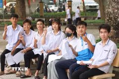 Thí sinh tới điểm thi Trường THPT Kim Động (Hưng Yên) dự thi môn Ngữ Văn. (Ảnh: Thanh Tùng/TTXVN)