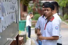 Thí sinh người đồng bào Cơ tu đang xem phòng dự thi tại điểm thi trường THPT Chuyên Quốc học Huế. (Ảnh: Văn Dũng/TTXVN)