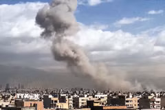 Khói bốc lên sau vụ không kích của lực lượng Mỹ-Israel nhằm vào thủ đô Tehran, Iran. (Ảnh: ANI/TTXVN)