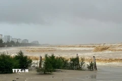 Trưa 25/8, tại khu du lịch biển Sầm Sơn (phường Sầm Sơn) biển động dữ dội, kèm theo những đợt mưa nặng hạt. (Ảnh: Việt Hoàng/TTXVN)