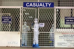 Nhân viên y tế làm việc tại khu vực cách ly trong bệnh viện ở Kochi, Ấn Độ. (Ảnh: ANI/TTXVN)