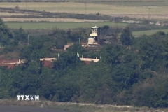 Hình ảnh thu nhận từ Đài quan sát thống nhất Odusan ở Paju, Hàn Quốc cho thấy cơ sở quân sự Triều Tiên. (Ảnh: Kyodo/TTXVN)\