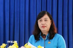 Bà Huỳnh Út Mười, Chủ tịch Liên đoàn Lao động tỉnh Cà Mau, góp ý Dự thảo Văn kiện trình Đại hội Đảng XIV. (Ảnh: TTXVN phát)