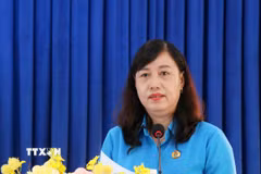 Bà Huỳnh Út Mười, Chủ tịch Liên đoàn Lao động tỉnh Cà Mau, góp ý Dự thảo Văn kiện trình Đại hội Đảng XIV. (Ảnh: TTXVN phát)