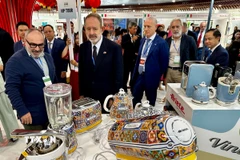 Đại biểu tham quan gian hàng trưng bày sản phẩm Italia tại chương trình. (Ảnh: Trần Lê Lâm/TTXVN)