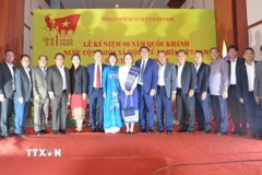 Các đại biểu chụp ảnh kỷ niệm tại Lễ kỷ niệm 80 năm Quốc khánh nước CHXHCN Việt Nam. (Ảnh: Đỗ Bá Thành/TTXVN)