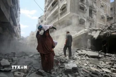 Đống đổ nát sau các cuộc không kích của Israel xuống Dải Gaza. (Ảnh: THX/TTXVN)